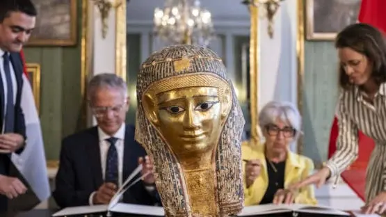 من الفيوم إلى سويسرا.. تفاصيل رحلة استرداد قناع جنائزي مذهب