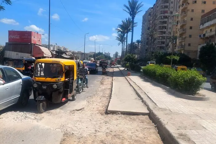 رصف وصيانة 14 شارعًا وموقعًا في الإسكندرية لتحسين الحركة المرورية