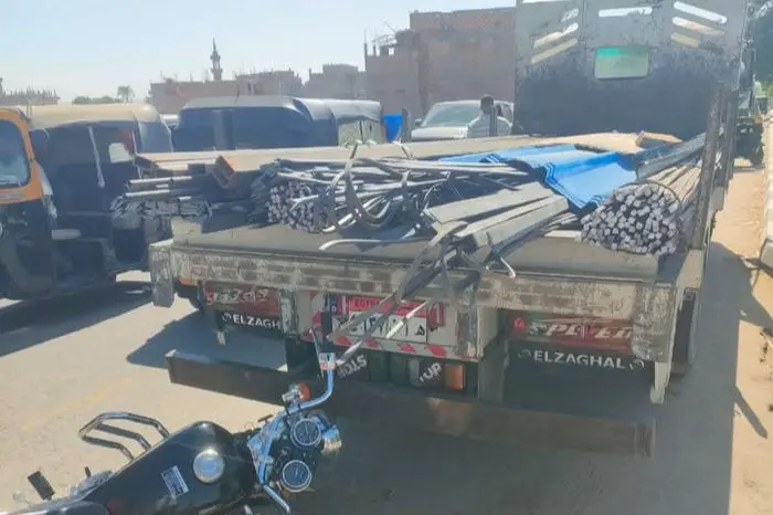 إصابة شاب بجروح خطيرة بعد اختراق أسياخ حديد لصدره في سوهاج