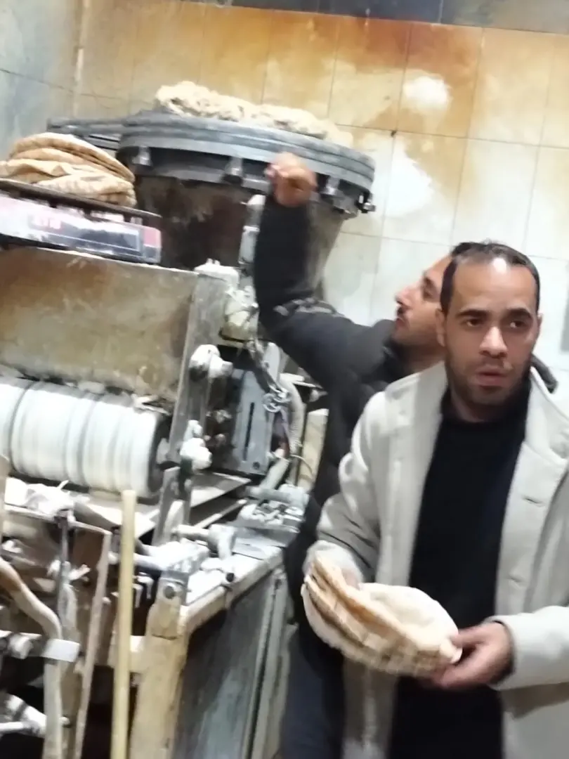 بـ "الجلابية" البلدي.. مفتش تموين يخترق طوابير الخبز في إيتاي البارود ويسقط المخالفين - b3520914 0006 4606 9609 39f79833c9ec