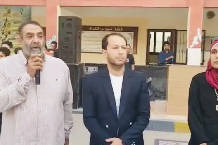 بعد وفاة الطالب آدم.. مدير مدرسة ببورسعيد يحذر الطلاب من تبادل الطعام والشراب ويشدد على الانضباط