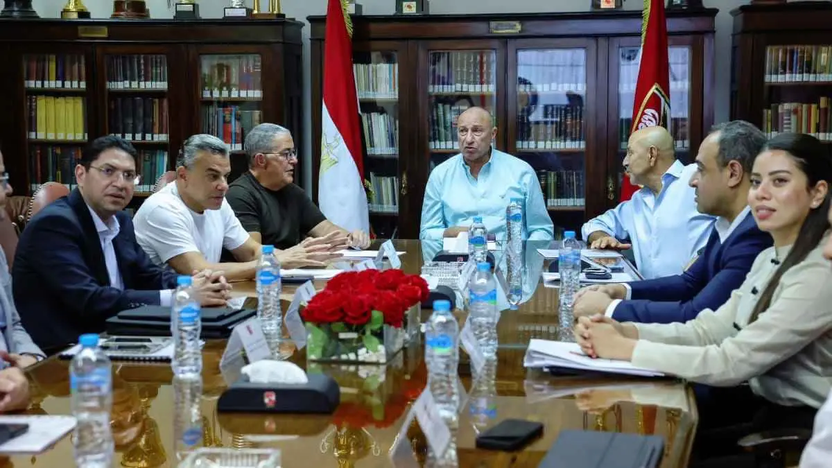 اجتماع طارئ بين إدارة الأهلي والحسين عموتة لبحث احتياجات الفريق