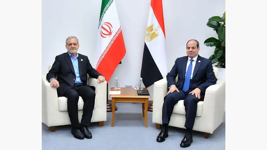 السيسي وبزشكيان يبحثان وقف التصعيد وتسوية الأزمة سلميًا في المنطقة