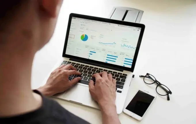 أبرز المصالح والفئات المستثناة من قرار العمل أونلاين