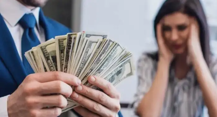 أمين الفتوى يوضح.. هل يجوز للزوجة أخذ المال من زوجها دون علمه؟