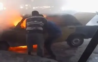 النيران تلتهم تاكسي بمنطقة الفلكي في الإسكندرية.. والحماية المدنية تتدخل سريعًا