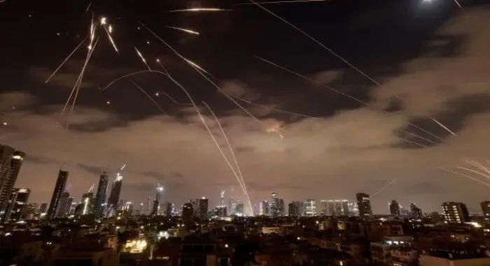 صفارات إنذار بحيفا وتل أبيب بعد صواريخ من