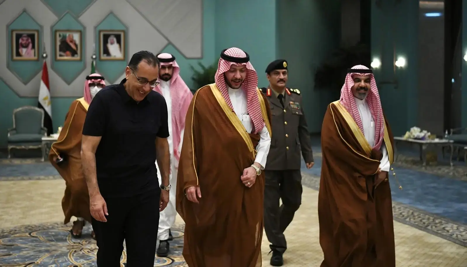 رئيس الوزراء يغادر المدينة المنورة بعد زيارة المسجد النبوي