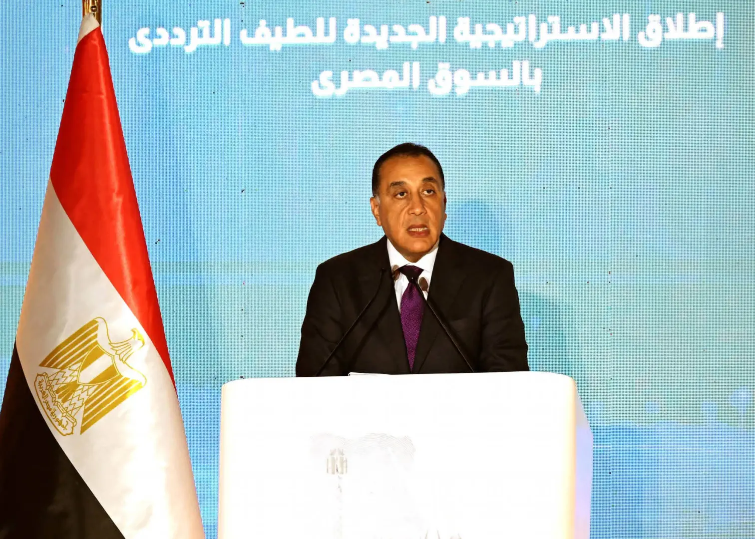 خلال فعاليات مراسم توقيع اتفاقيات تخصيص الطيف الترددي لمشغلي المحمول.. رئيس الوزراء: أكبر صفقة في تاريخ قطاع الاتصالات منذ نشأته