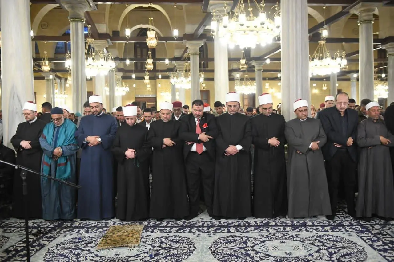 وزير الأوقاف يؤدي صلاة التراويح في أول ليلة من رمضان بمسجد الإمام الحسين - fb img 1771489136247