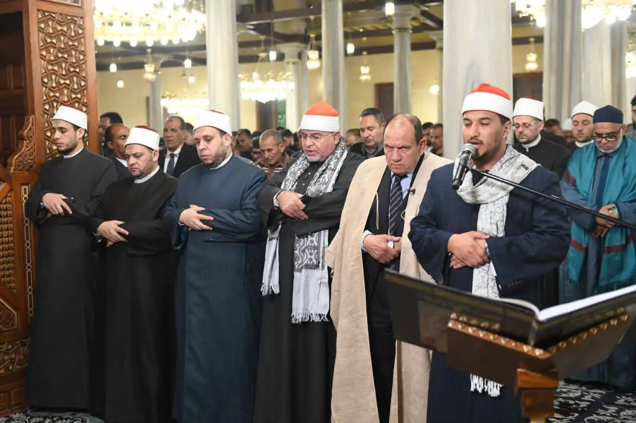 وزير الأوقاف يؤدي صلاة التراويح في أول ليلة من رمضان بمسجد الإمام الحسين - fb img 1771489138629