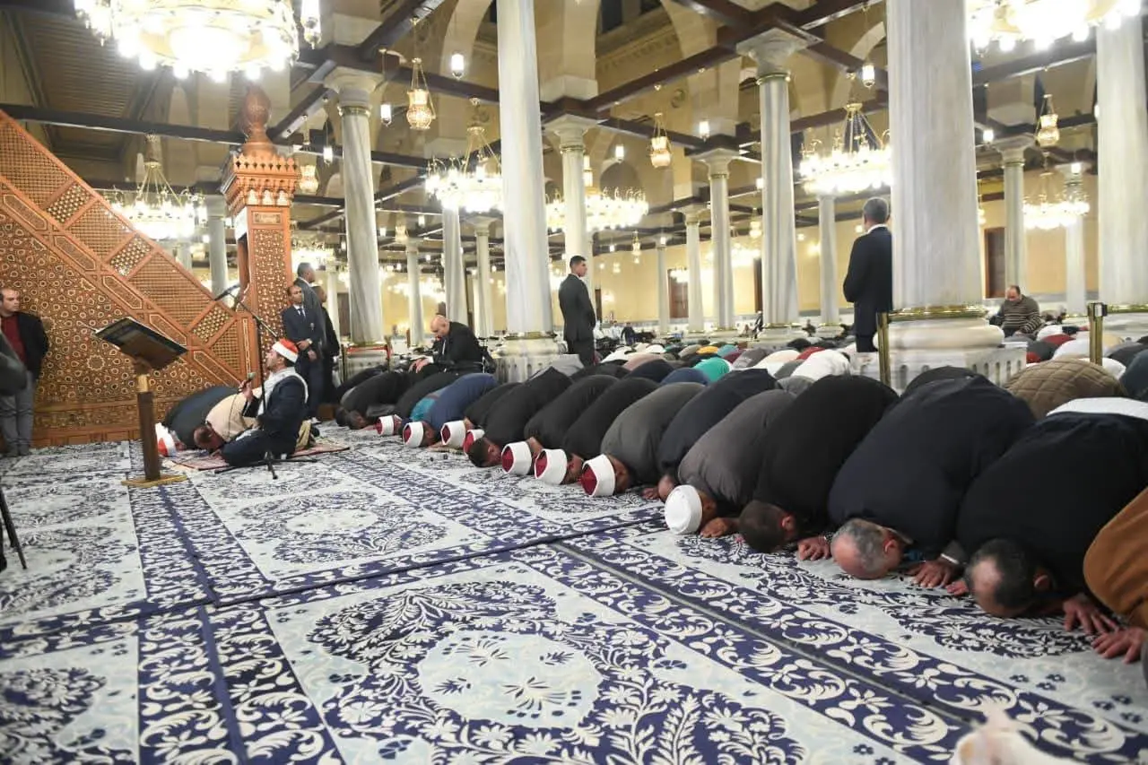 وزير الأوقاف يؤدي صلاة التراويح في أول ليلة من رمضان بمسجد الإمام الحسين - fb img 1771489140919