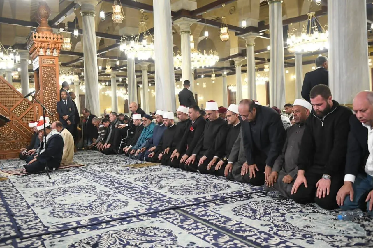 وزير الأوقاف يؤدي صلاة التراويح في أول ليلة من رمضان بمسجد الإمام الحسين - fb img 1771489144284