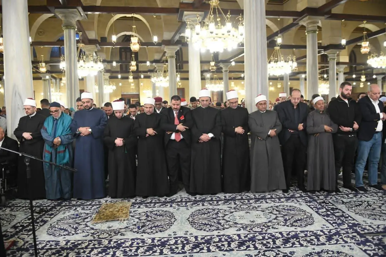 وزير الأوقاف يؤدي صلاة التراويح في أول ليلة من رمضان بمسجد الإمام الحسين - fb img 1771489146714 1