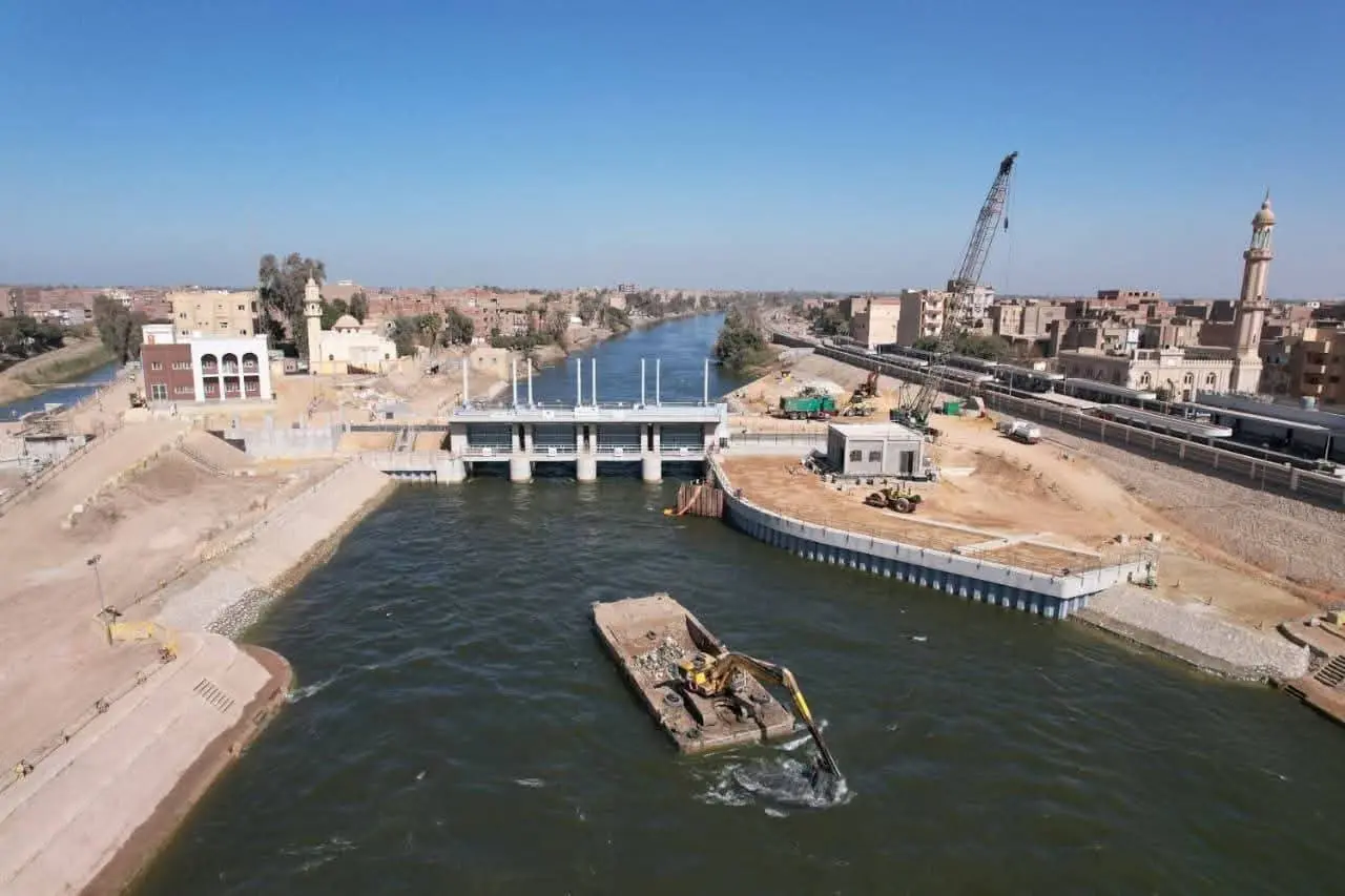 وزير الري يتابع موقف الترتيبات النهائية لتشغيل مجموعة قناطر ديروط الجديدة - fb img 1771746656552