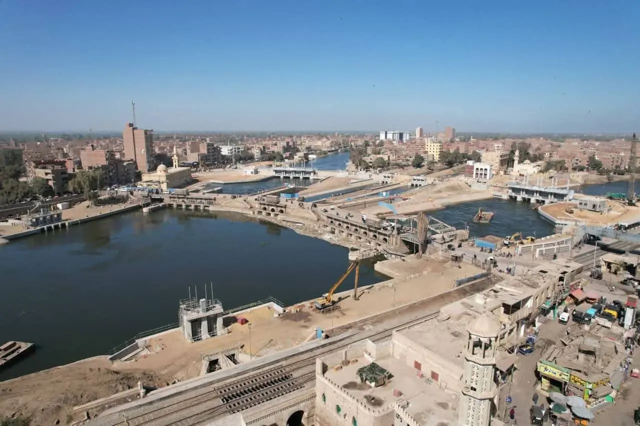 وزير الري يتابع موقف الترتيبات النهائية لتشغيل مجموعة قناطر ديروط الجديدة - fb img 1771746659878