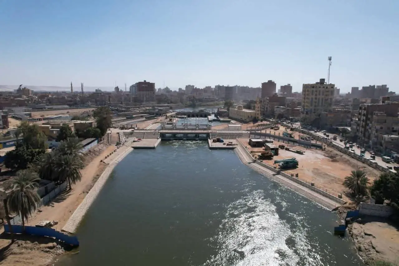 وزير الري يتابع موقف الترتيبات النهائية لتشغيل مجموعة قناطر ديروط الجديدة - fb img 1771746662250