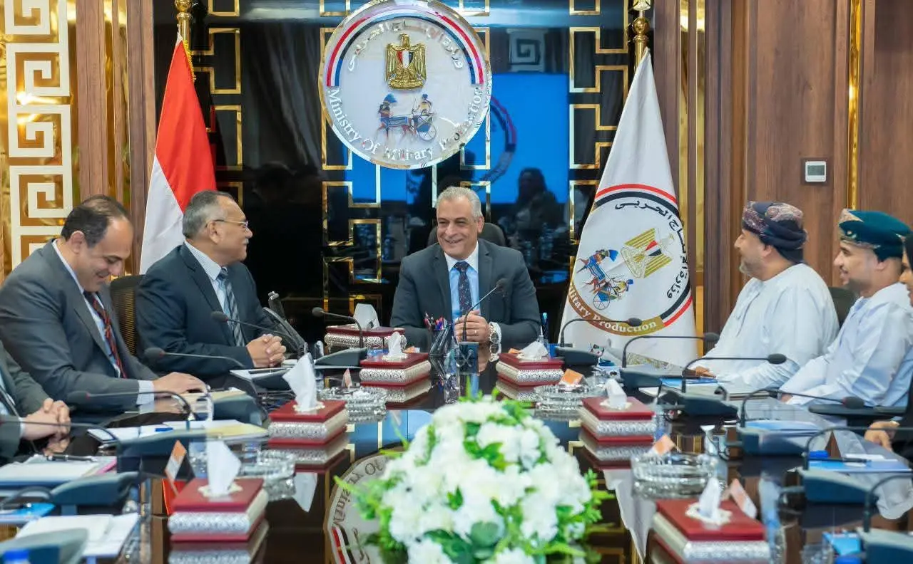 وزير الإنتاج الحربي يبحث مع وفد عماني وممثلي "بابيريوس إيجيبت" سبل التعاون المشترك