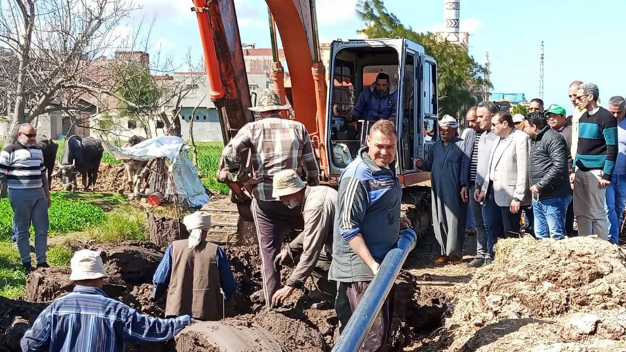 رئيس مدينة كفر الدوار يتابع تركيب خط مياه بقرية بولين لزيادة الضغوط
