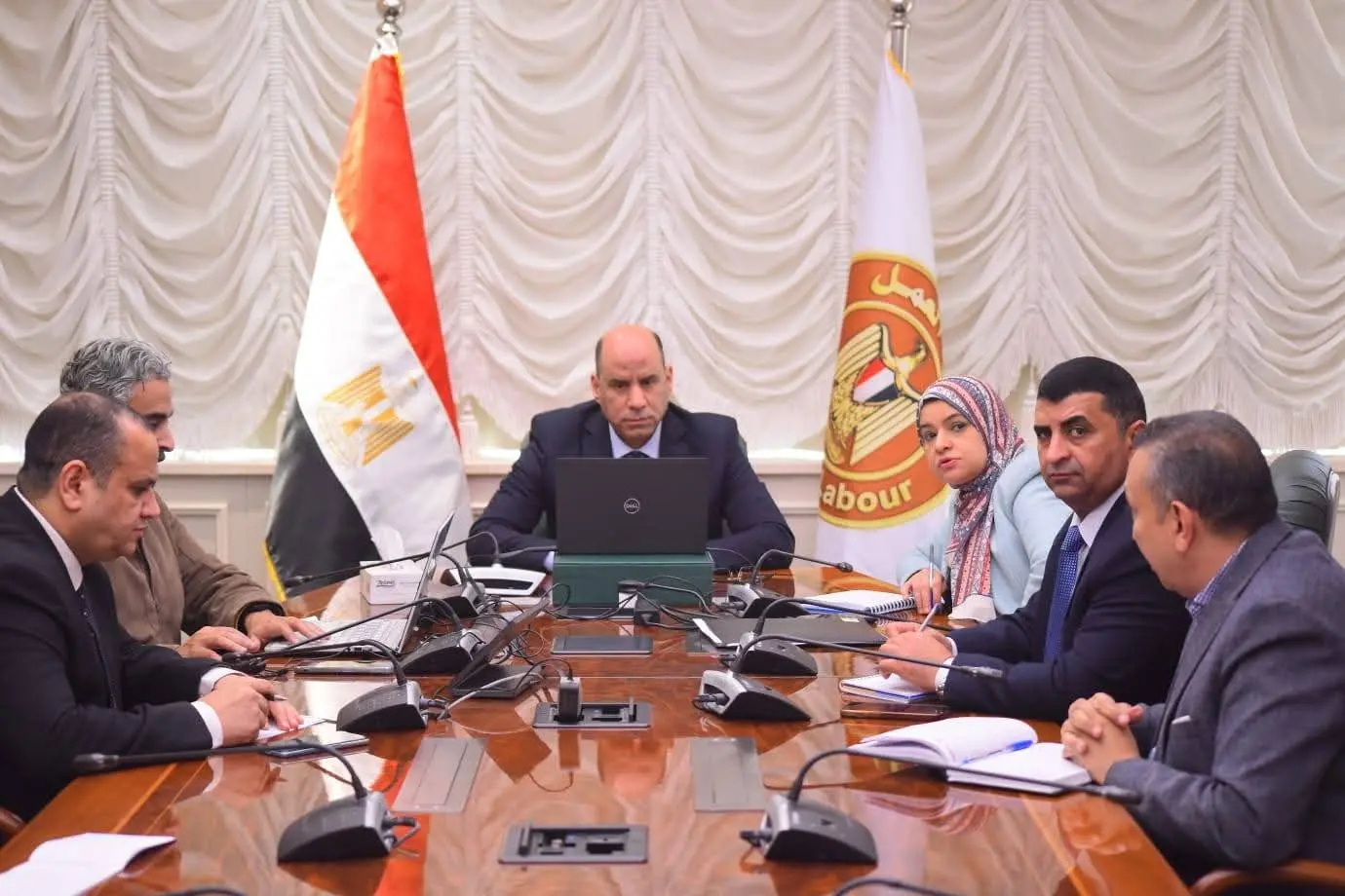 وزير العمل لمكاتب التمثيل العمالي بالخارج:"معكم لحظة بلحظة للاطمئنان على العمال المصريين"