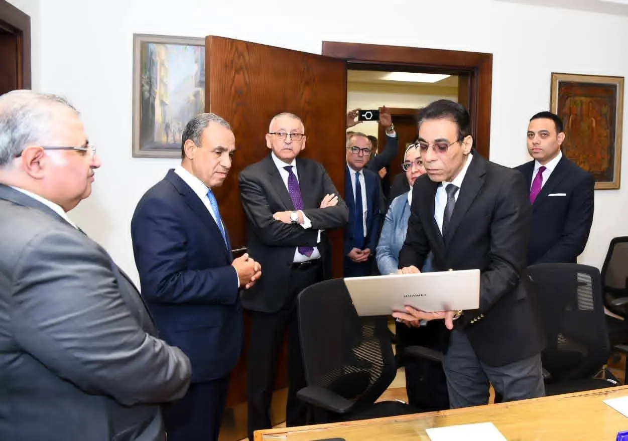 وزير الخارجية يتفقد خلية العمل المشكلة بالقطاع القنصلي لمتابعة أوضاع الجاليات المصرية بالمنطقة