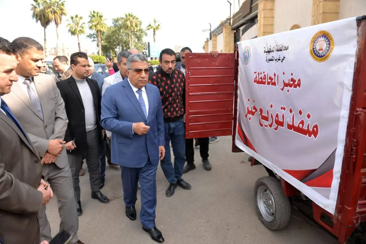 محافظ الدقهلية يتفقد منظومة التروسيكلات الجديدة لتوزيع الخبز ويوجه بإنشاء منفذ بيع بعزبة النهضة والهويس .