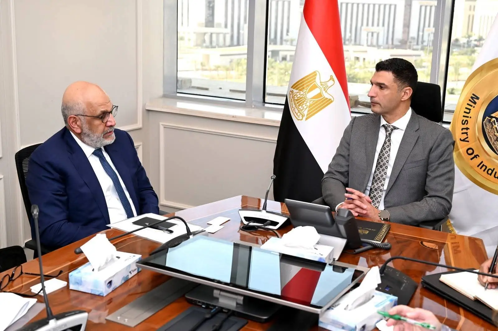 وزير الصناعة يبحث مع المدير التنفيذي لمجموعة الدول العربية في البنك الدولي سبل تعزيز التعاون  في مجال الصناعة والبنية التحتية للمناطق الصناعية