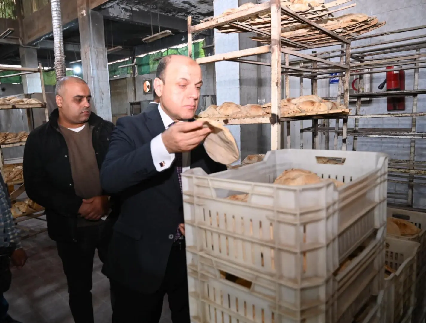 محافظ الغربية يتفقد مجمع مخابز وحدة الصيانة والتدريب ويتابع مراحل إنتاج الخبز