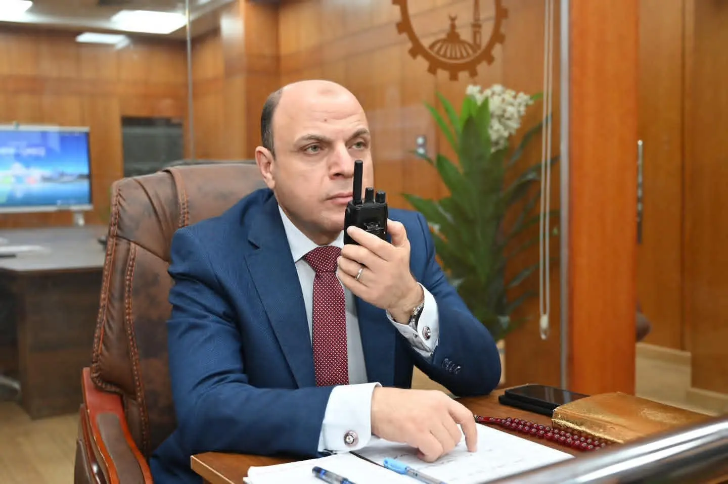 محافظ الغربية يتابع تطبيق التعريفة الجديدة  من مركز سيطرة الشبكة الوطنية للطوارئ والسلامة العامة
