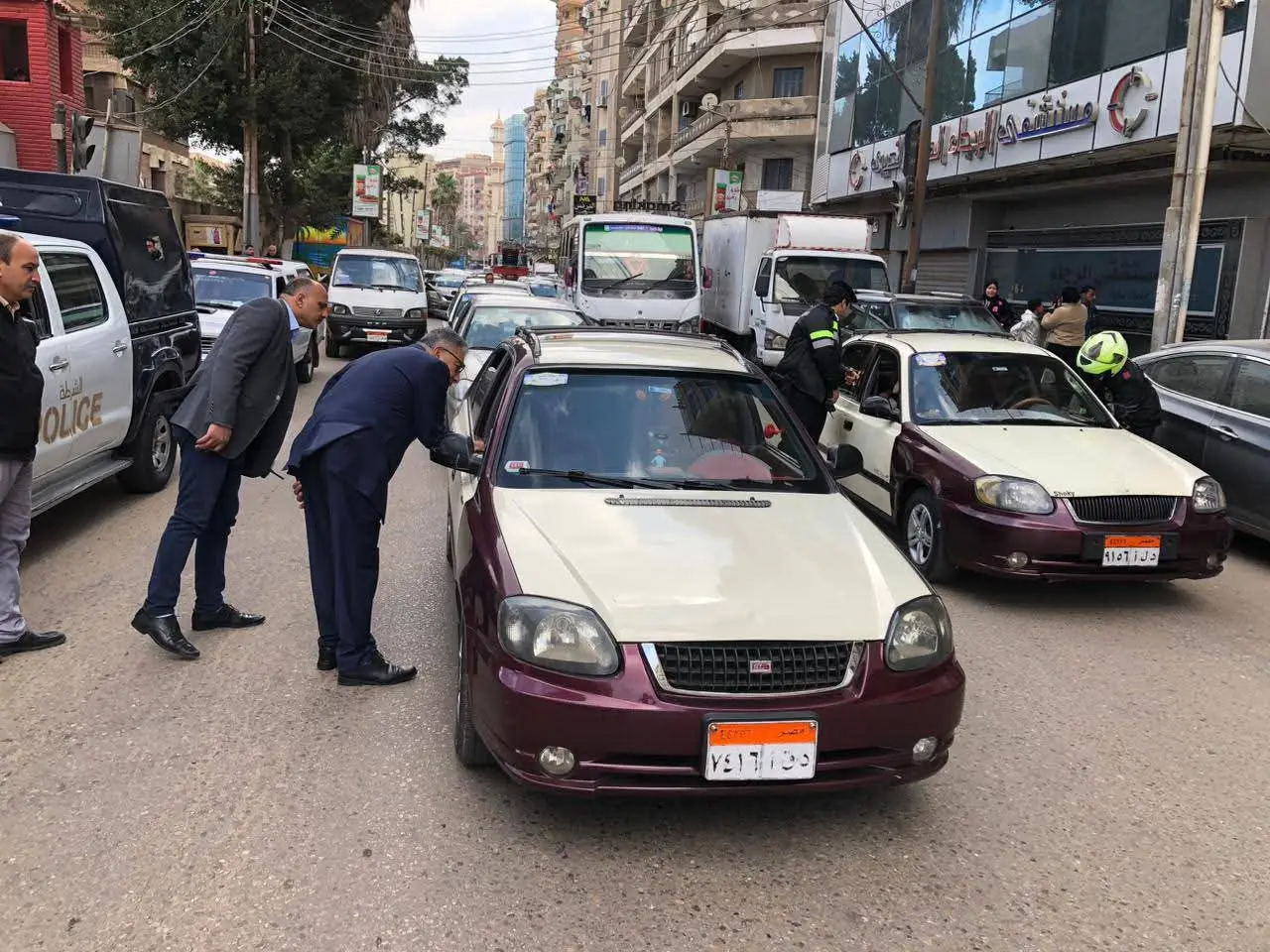 محافظ الدقهلية يقود حملة مفاجئة على التاكسي والسرفيس بالمنصورة للتأكد من الالتزام بالتعريفة . - fb img 1773568057626