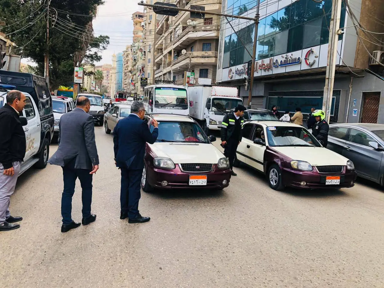 محافظ الدقهلية يقود حملة مفاجئة على التاكسي والسرفيس بالمنصورة للتأكد من الالتزام بالتعريفة . - fb img 1773568061109