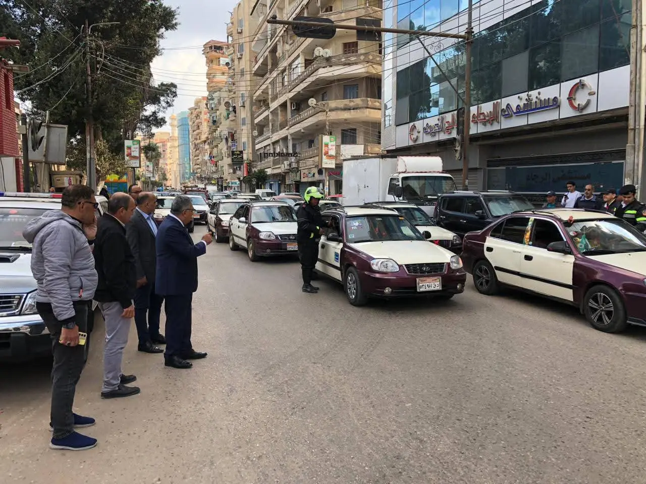 محافظ الدقهلية يقود حملة مفاجئة على التاكسي والسرفيس بالمنصورة للتأكد من الالتزام بالتعريفة . - fb img 1773568065942
