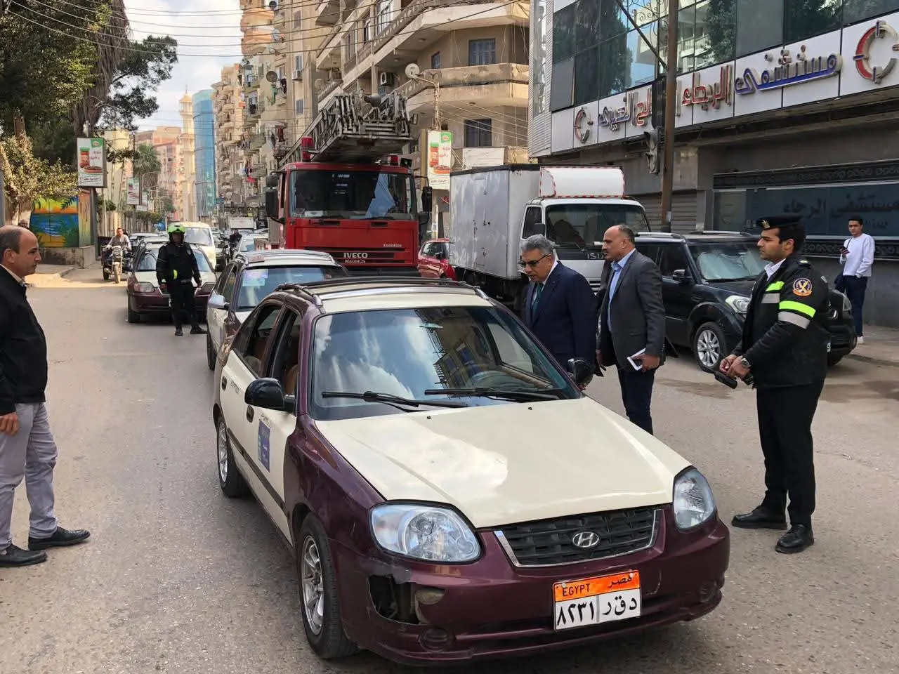 محافظ الدقهلية يقود حملة مفاجئة على التاكسي والسرفيس بالمنصورة للتأكد من الالتزام بالتعريفة . - fb img 1773568069077