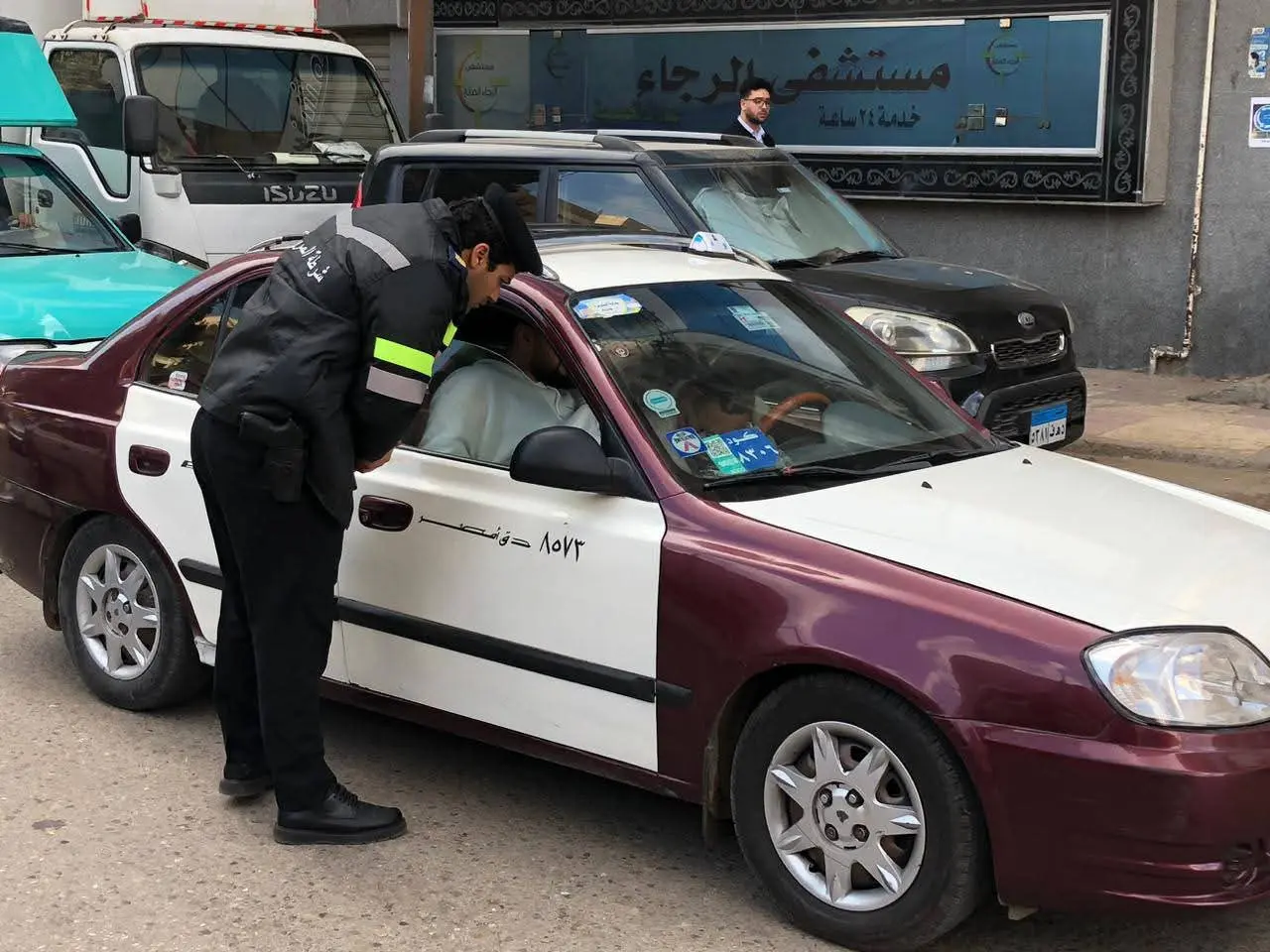محافظ الدقهلية يقود حملة مفاجئة على التاكسي والسرفيس بالمنصورة للتأكد من الالتزام بالتعريفة . - fb img 1773568072282