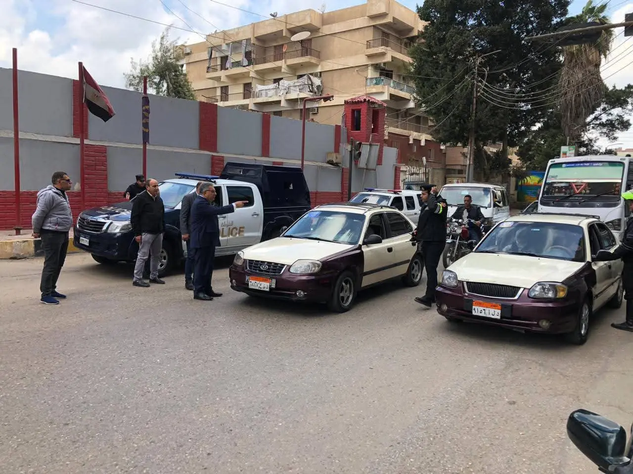 محافظ الدقهلية يقود حملة مفاجئة على التاكسي والسرفيس بالمنصورة للتأكد من الالتزام بالتعريفة . - fb img 1773568080308