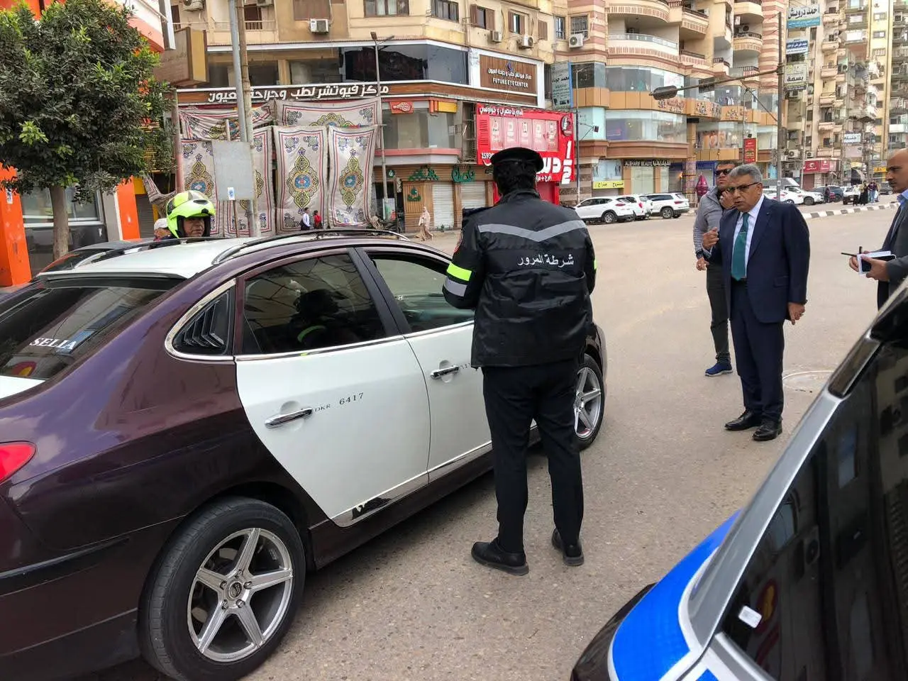 محافظ الدقهلية يقود  حملة مفاجئة على التاكسي والسرفيس بالمنصورة للتأكد من الالتزام بالتعريفة   .