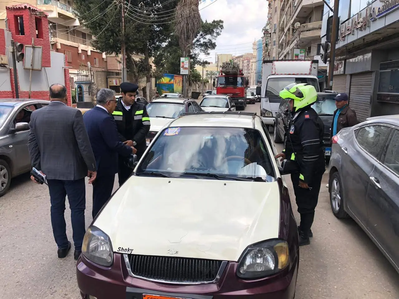 محافظ الدقهلية يقود حملة مفاجئة على التاكسي والسرفيس بالمنصورة للتأكد من الالتزام بالتعريفة . - fb img 1773568093668