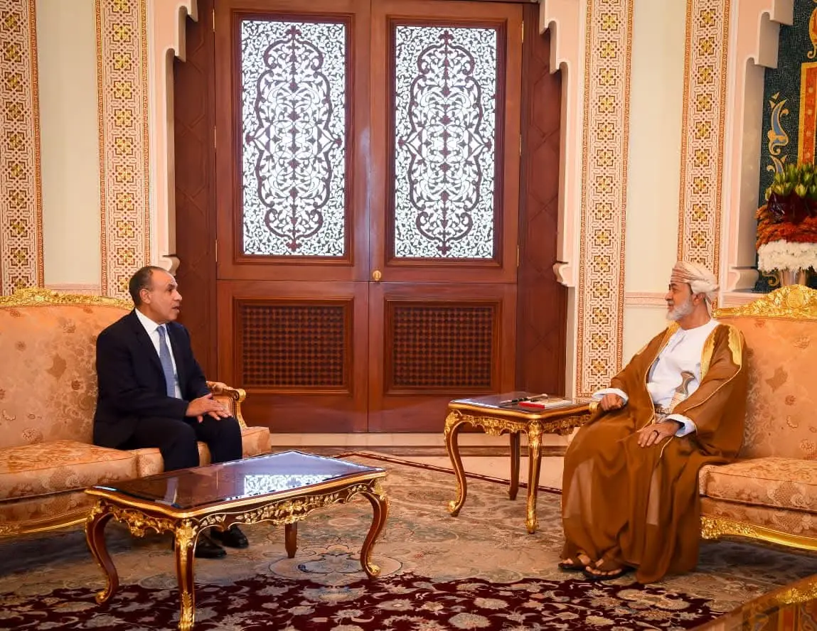 وزير الخارجية ينقل رسالة تضامن إلى سلطان عُمان ويبحث جهود إحتواء التصعيد الإقليمي
