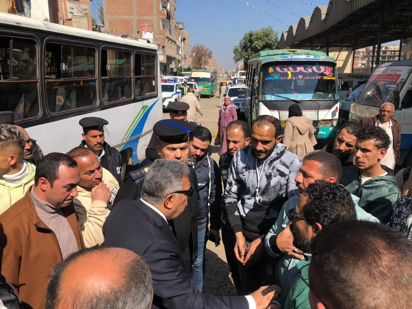 محافظ الدقهلية يقود  حملة مفاجئة على مواقف المنصورة لضبط التعريفة الجديدة - fb img 1773656916114