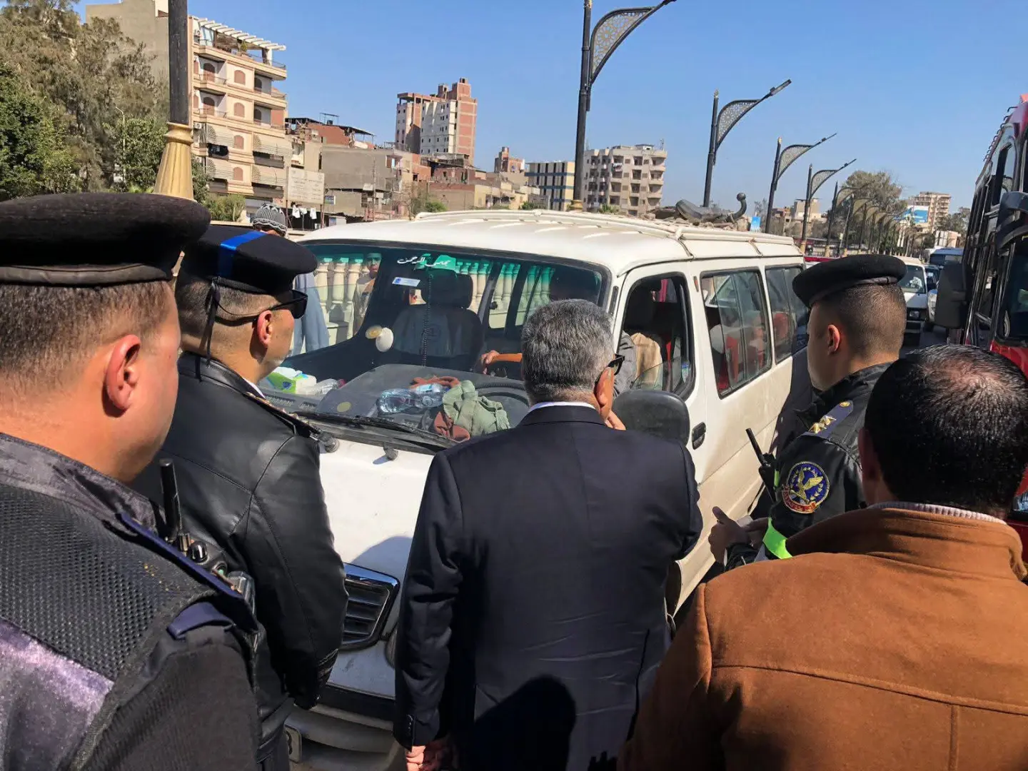 محافظ الدقهلية يقود  حملة مفاجئة على مواقف المنصورة لضبط التعريفة الجديدة - fb img 1773656924870