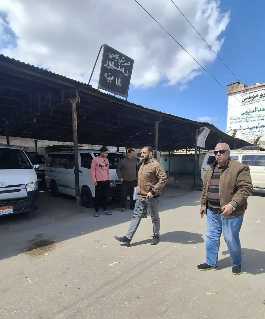 رئيس مدينة حوش عيسى يقود حملة مفاجئة على المواقف لضبط "تعريفة الركوب" الجديدة