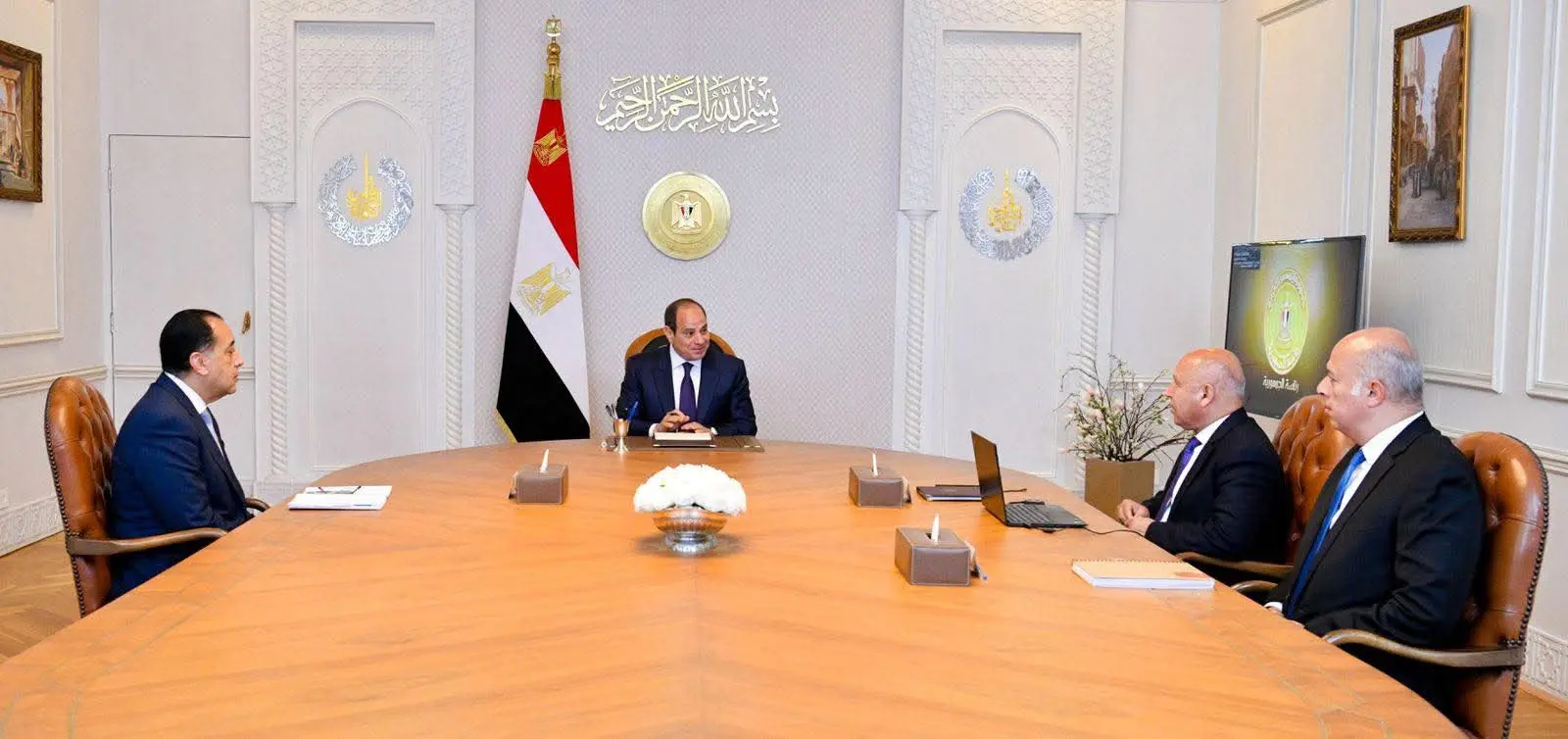 الرئيس السيسي يتابع مشروعات تطوير الموانئ والطرق والنقل الجماعي ويوجه بسرعة التنفيذ وفق أعلى معايير الجودة