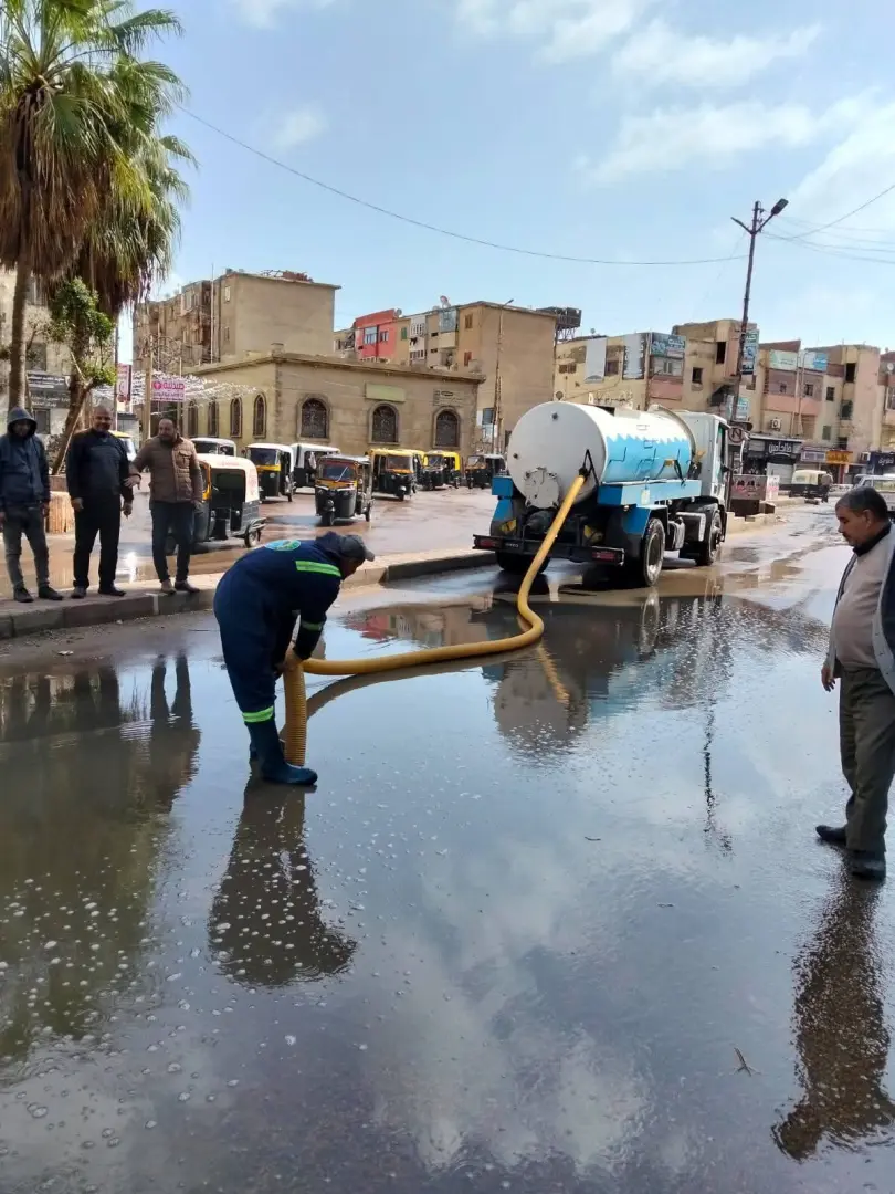 طوارئ في "مياه البحيرة" لمواجهة الأمطار الغزيرة.. وإنتشار مكثف للمعدات لرفع تراكمات المياه