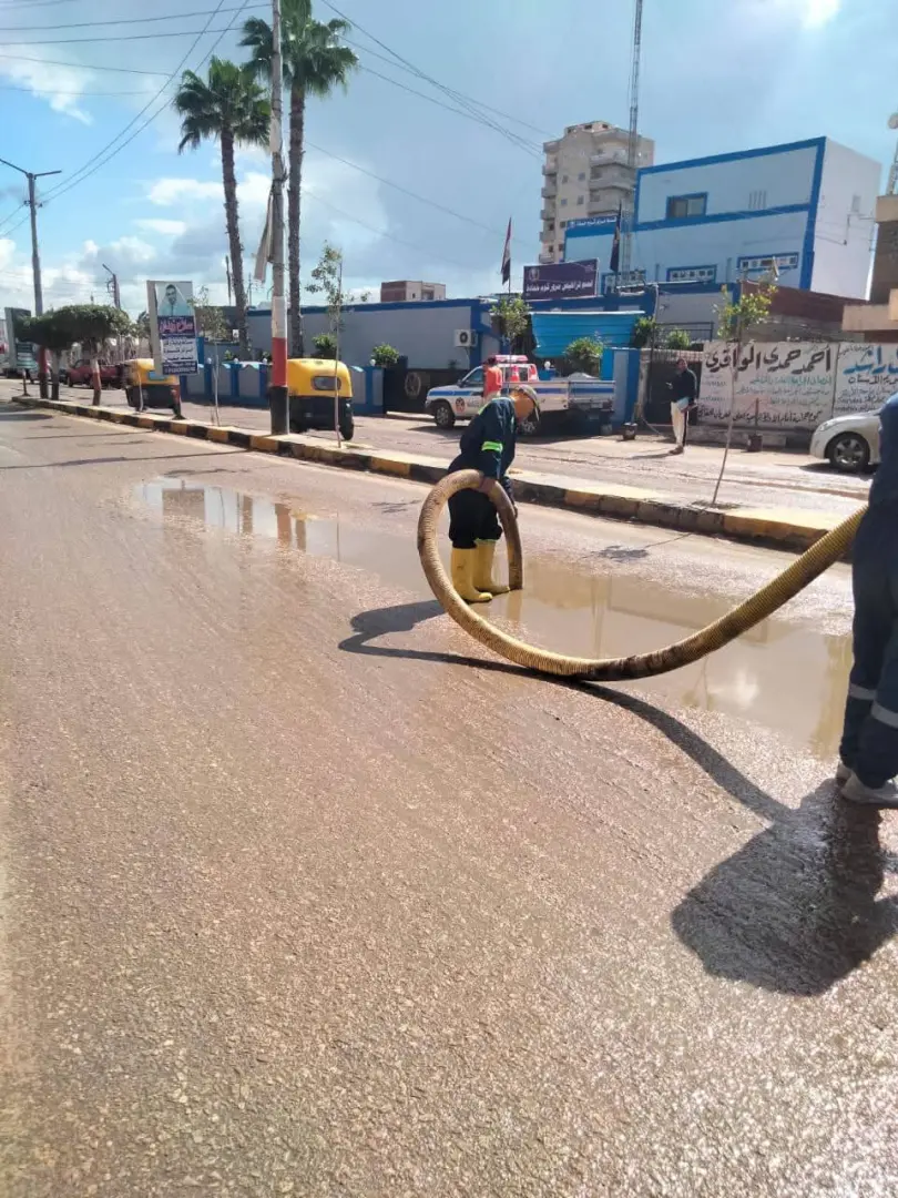طوارئ في "مياه البحيرة" لمواجهة الأمطار الغزيرة.. وإنتشار مكثف للمعدات لرفع تراكمات المياه - fb img 1773911440513
