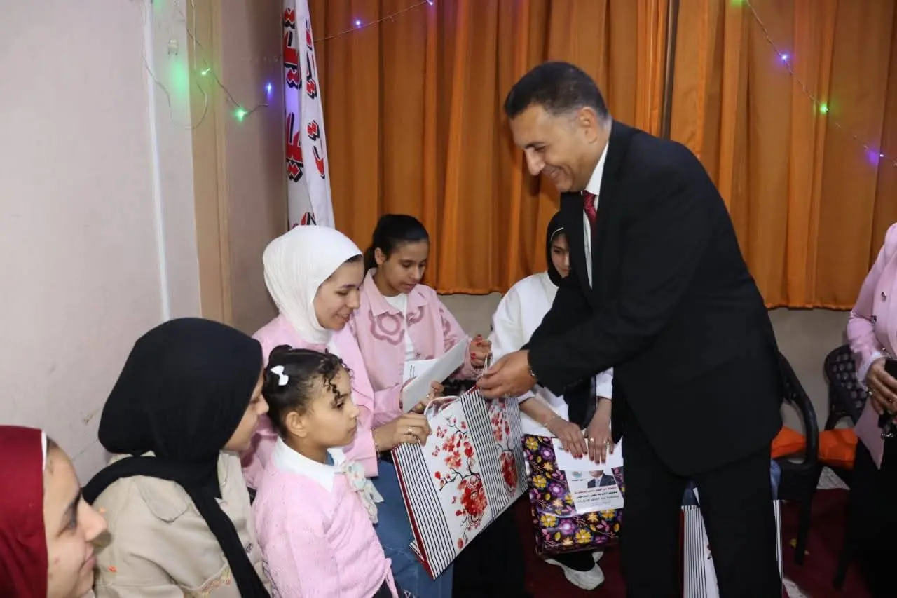 محافظ القليوبية يشارك فتيات "مؤسسة البنات" بقليوب فرحة عيد الفطر ويوزع عليهن الهدايا والعيدية - fb img 1773993295424