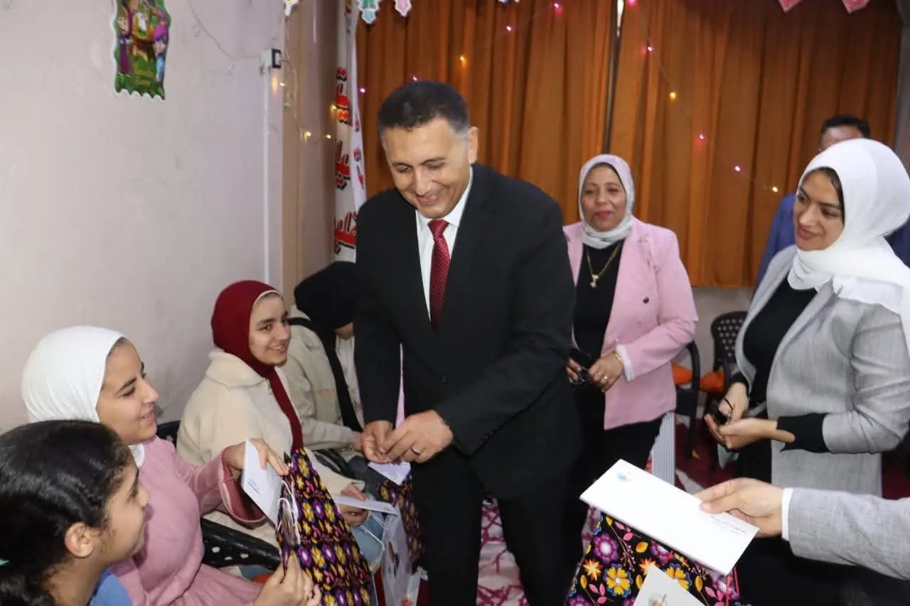 محافظ القليوبية يشارك فتيات "مؤسسة البنات" بقليوب فرحة عيد الفطر ويوزع عليهن الهدايا والعيدية - fb img 1773993298069
