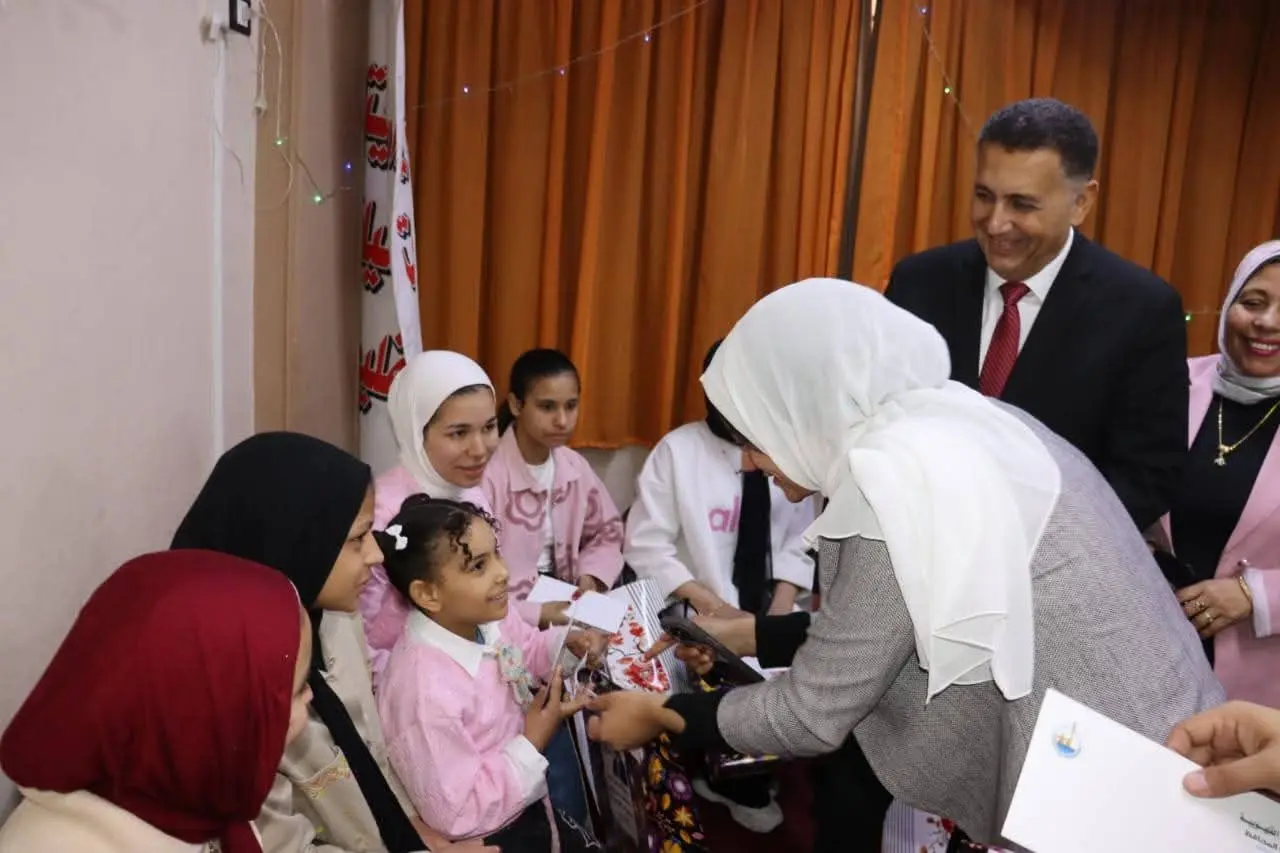 محافظ القليوبية يشارك فتيات "مؤسسة البنات" بقليوب فرحة عيد الفطر ويوزع عليهن الهدايا والعيدية - fb img 1773993304310