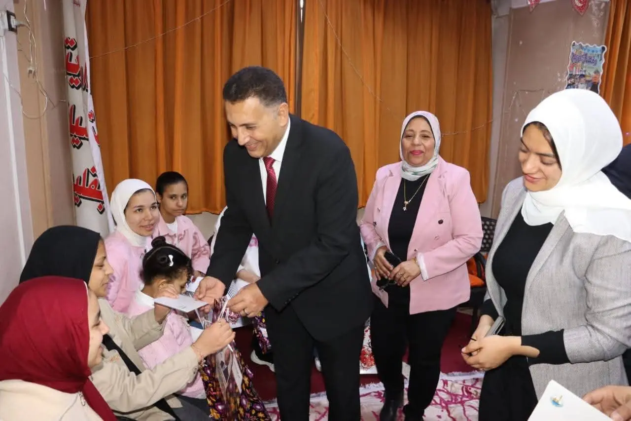 محافظ القليوبية يشارك فتيات "مؤسسة البنات" بقليوب فرحة عيد الفطر ويوزع عليهن الهدايا والعيدية - fb img 1773993307197