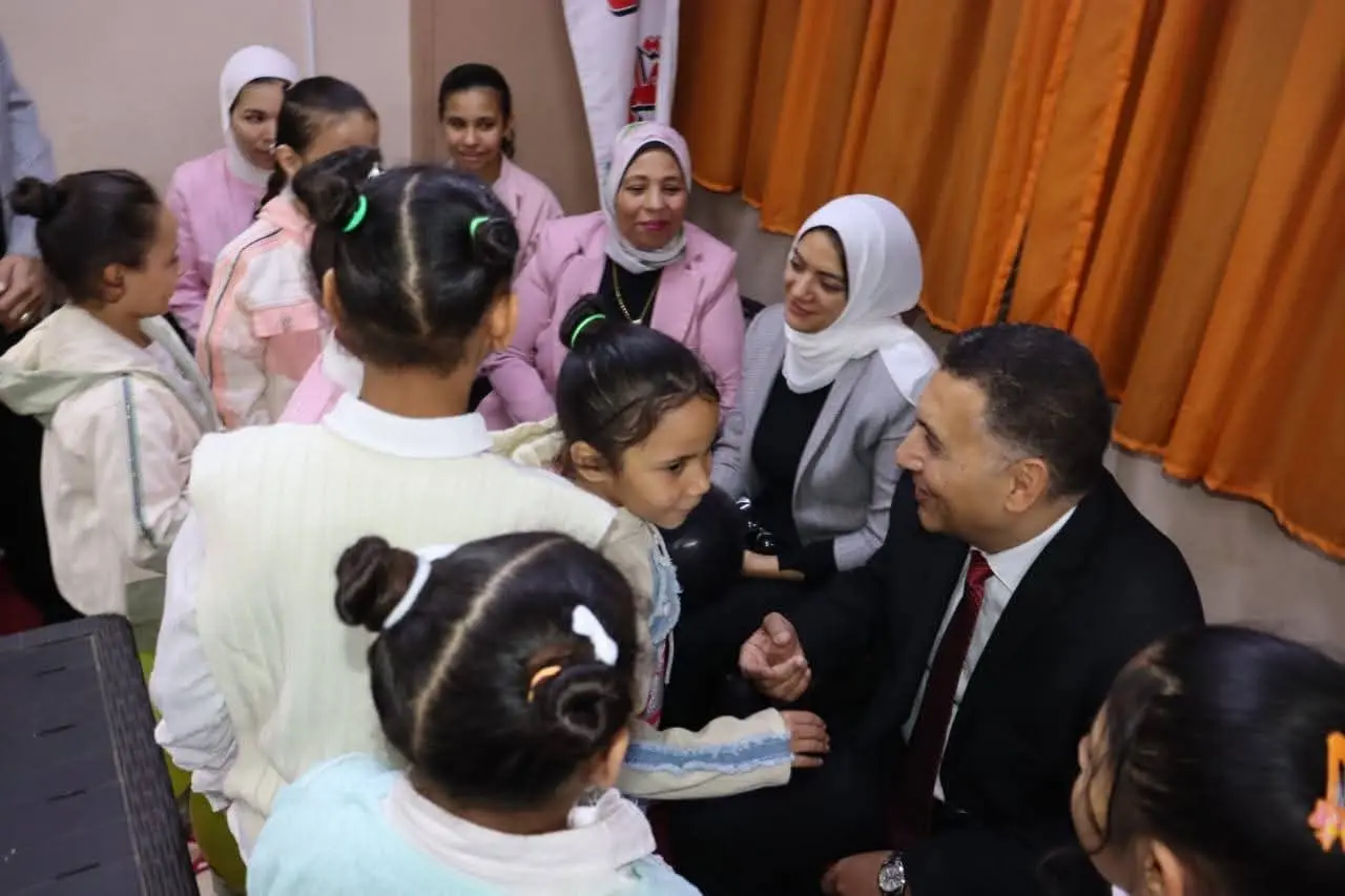 محافظ القليوبية يشارك فتيات "مؤسسة البنات" بقليوب فرحة عيد الفطر ويوزع عليهن الهدايا والعيدية - fb img 1773993310654