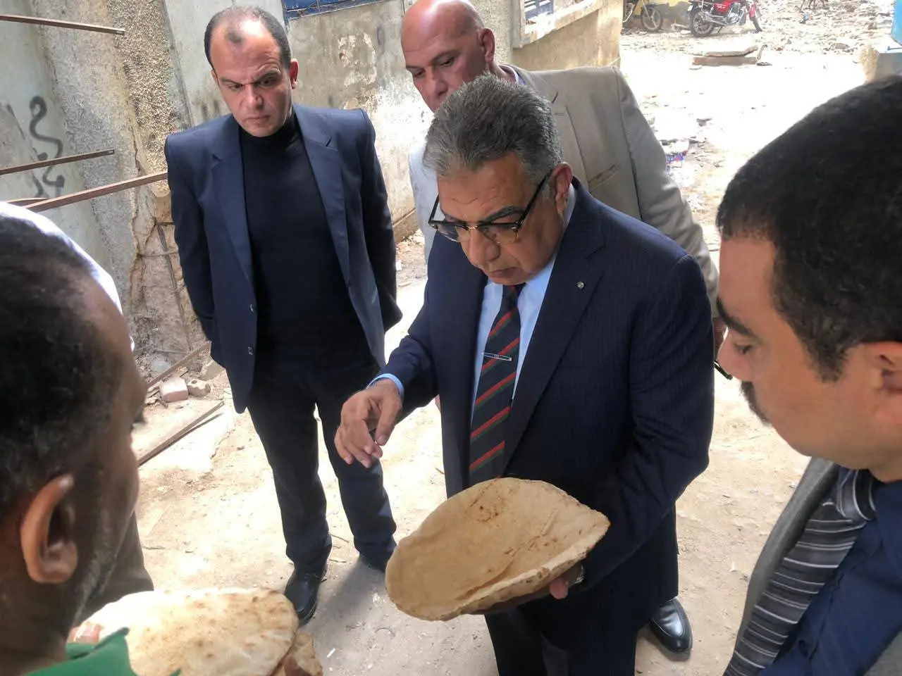 محافظ الدقهلية يشدد على منع تجميع البطاقات خلال جولة مفاجئة على المخابز بالمنصورة